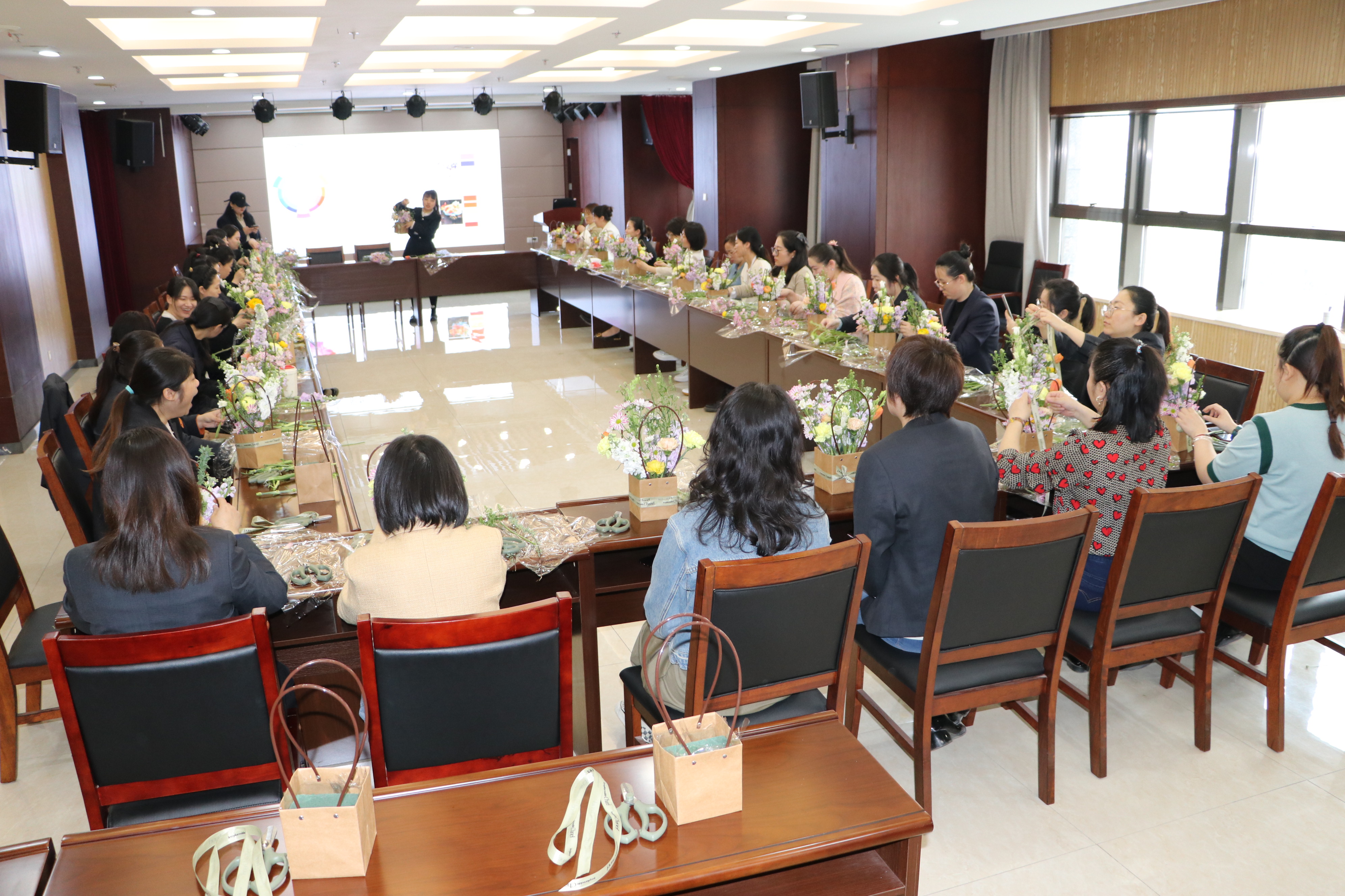 保障房公司舉辦“3·8婦女節(jié)”花藝沙龍活動